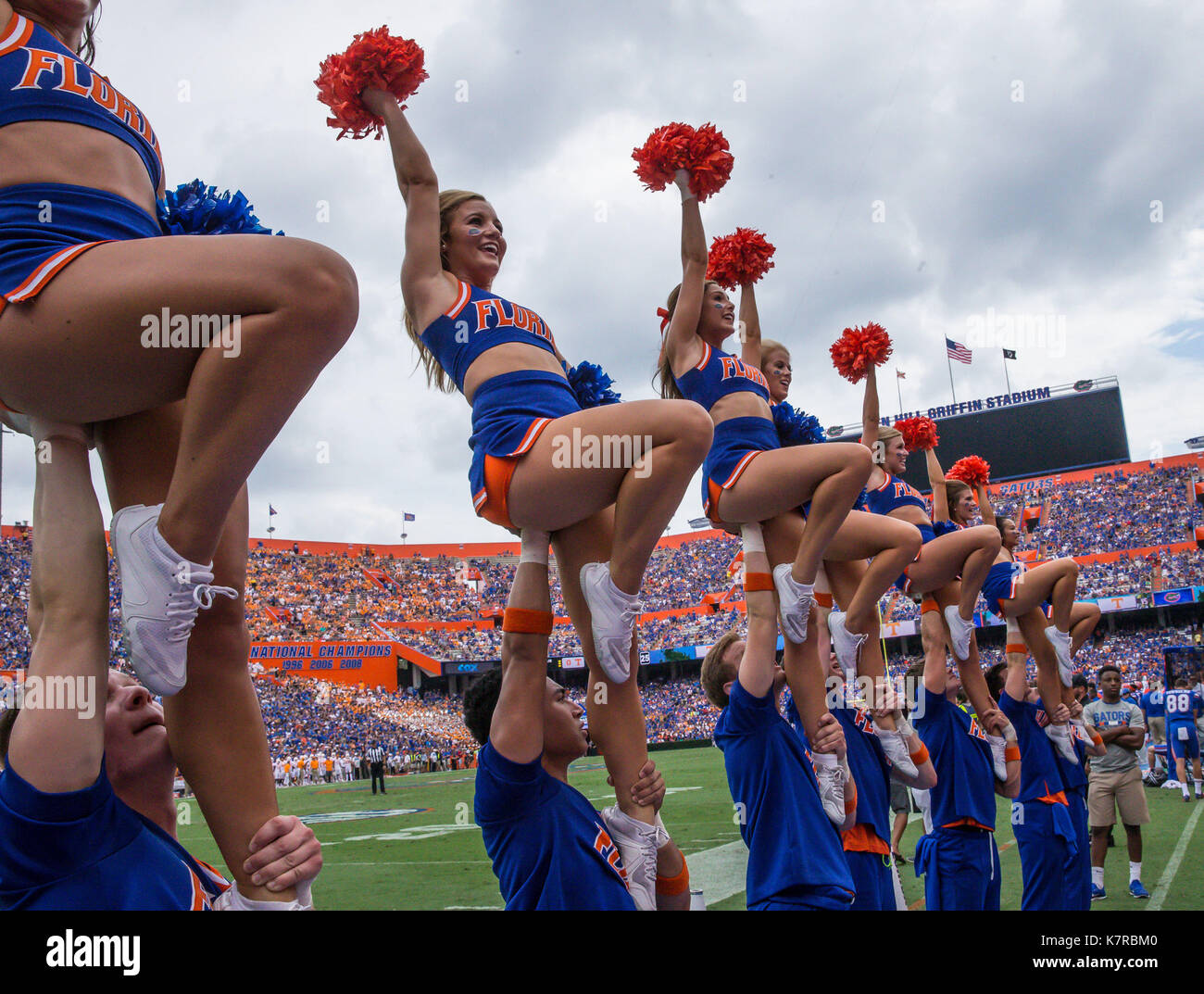 Gainesville, Floride, USA. 16 Sep, 2017. Des membres de l'équipe de cheer Gator pendant le 1er semestre d'un NCAA football match contre l'Illinois des bénévoles à l'Université de Floride, à Gainesville, Floride Gary McCullough/CSM/Alamy Live News Banque D'Images