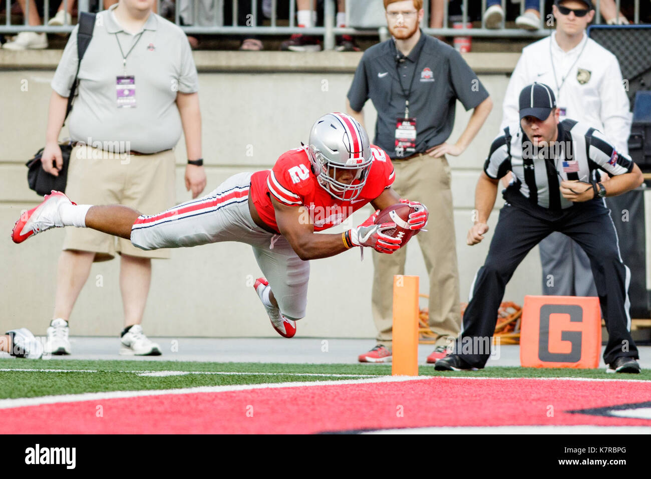 Ohio Stadium, Columbus, OH, USA. 16 Sep, 2017. Les Black Knights de l'armée d'utiliser de nouveau la Jordanie Soper-Johnson (2) plonge pour un touché dans une NCAA football match entre l'Ohio State Buckeyes et l'armée de chevaliers noirs à l'Ohio Stadium, Columbus, OH. Défaite 38-7 Buckeyes de l'armée. Adam Lacy/CSM/Alamy Live News Banque D'Images