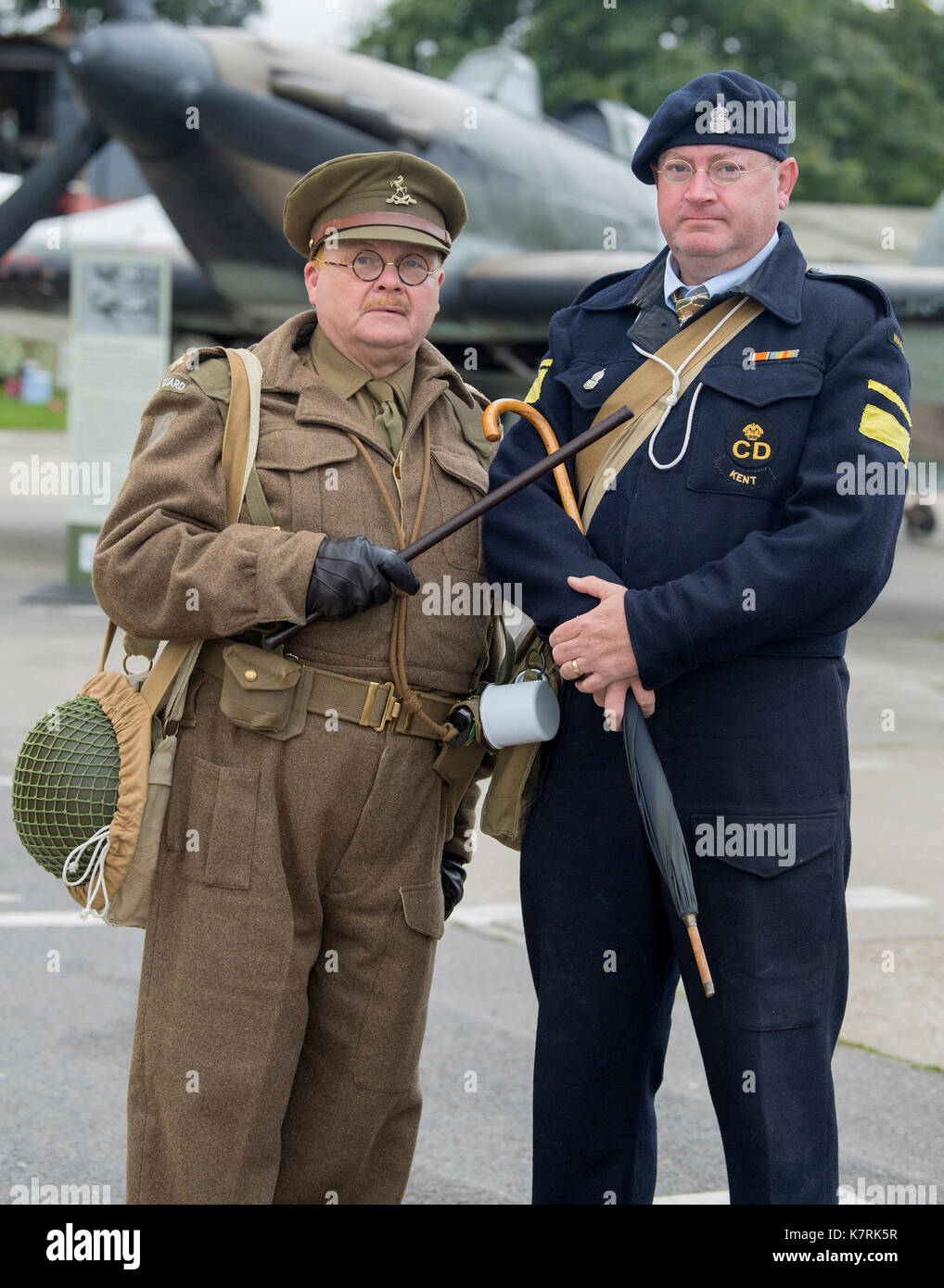 Chatham, Kent, UK. 17 septembre 2017. Le capitaine Mainwaring et un directeur de l'ARP, vraiment Mark Bowen et Alan Diddington réunissant le passé à la vie avec 1940 robe période et la seconde guerre 2 ère les voitures et les avions à l'hommage aux années 40 Vintage Week-end à Cran-gevrier. © Matthew Richardson/Alamy Live News Banque D'Images