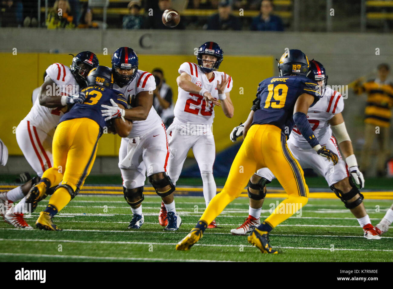 Berkeley, Californie, USA. 16 Sep, 2017. Mlle Ole QB Shea Patterson descend un col en NCAA football action à UC Berkeley California Memorial Stadium, avec la visite des rebelles Ole Miss California Golden Bears. La Californie a gagné le match, 27-16. Credit : Seth Riskin/ZUMA/Alamy Fil Live News Banque D'Images