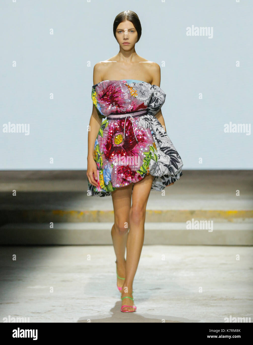 Septembre 2017, Londres, Royaume-Uni, Europe. créateur de mode de se marier katrantzou présentant son nouveau printemps/été 2018 collection fashion catwalk Banque D'Images