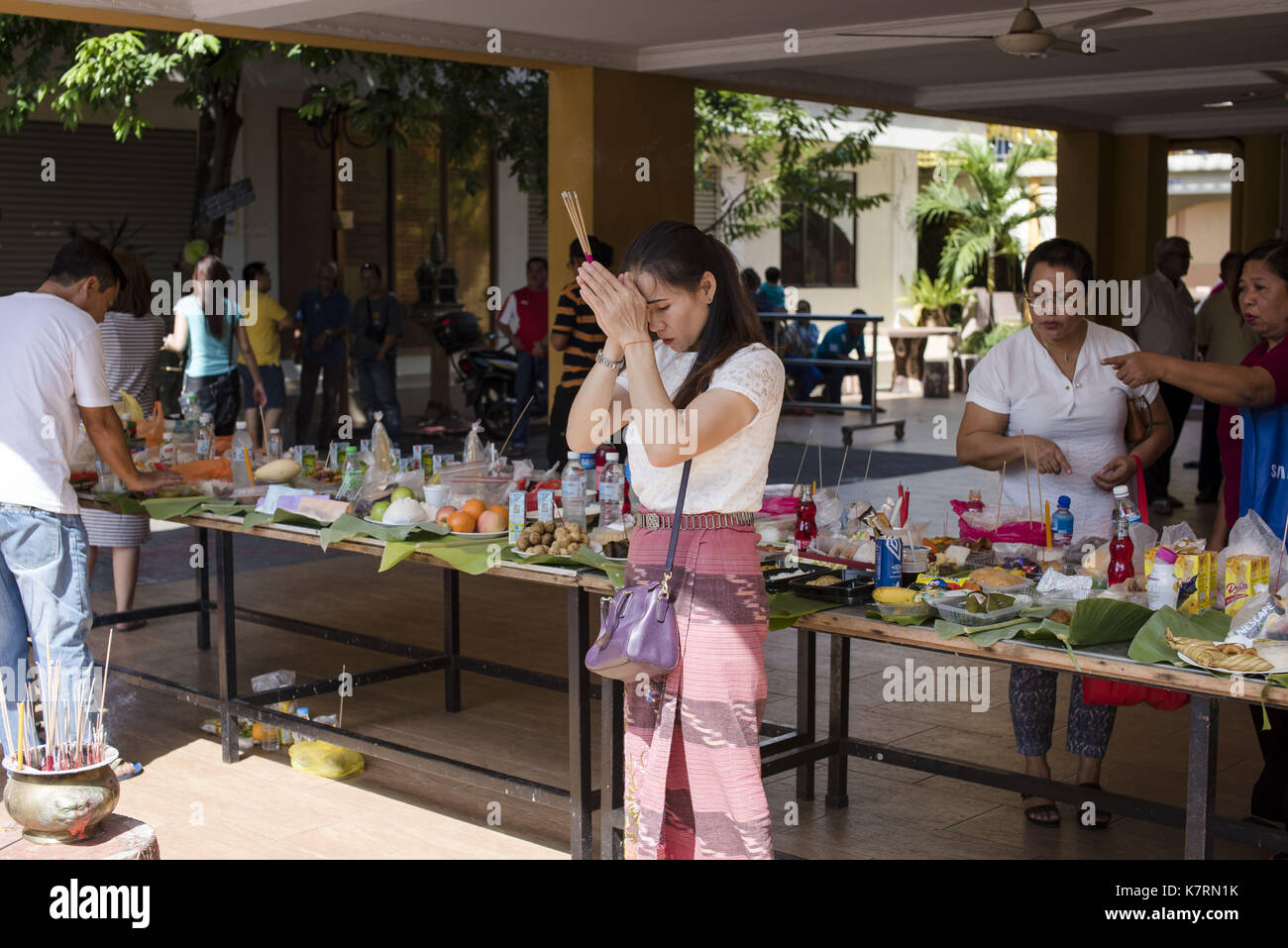 Kuala Lumpur, Malaisie. 17Th sep 2017. bouddhistes thaïlandais les dévots sont illustrés pendant les prières des âmes d'ancêtres send off événement au chetawan temple bouddhiste thaï à Petaling Jaya, Malaisie le 17 septembre 2017 Crédit : chris jung/zuma/Alamy fil live news Banque D'Images