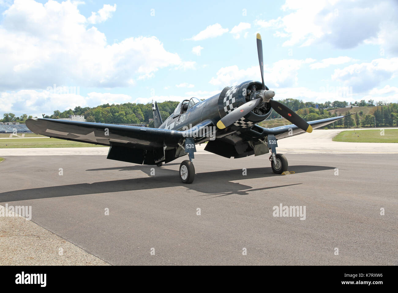 Akron, USA - 9 septembre : goodyear fg-1d corsair à props et pistons airshow en cours à l'Akron Fulton international airport Banque D'Images