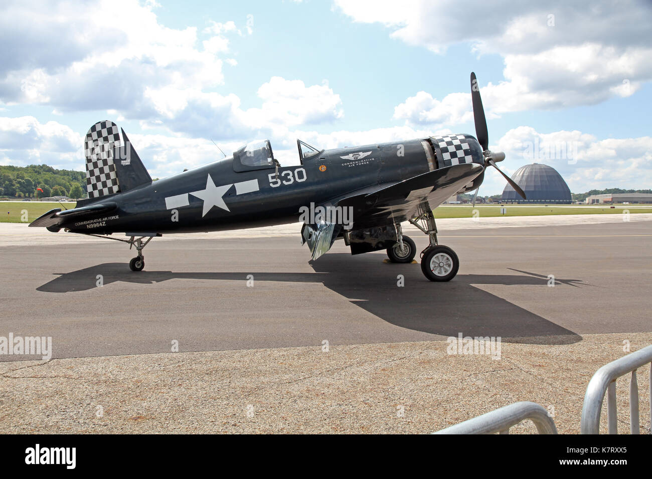 Akron, USA - 9 septembre : goodyear fg-1d corsair à props et pistons airshow en cours à l'Akron Fulton international airport Banque D'Images