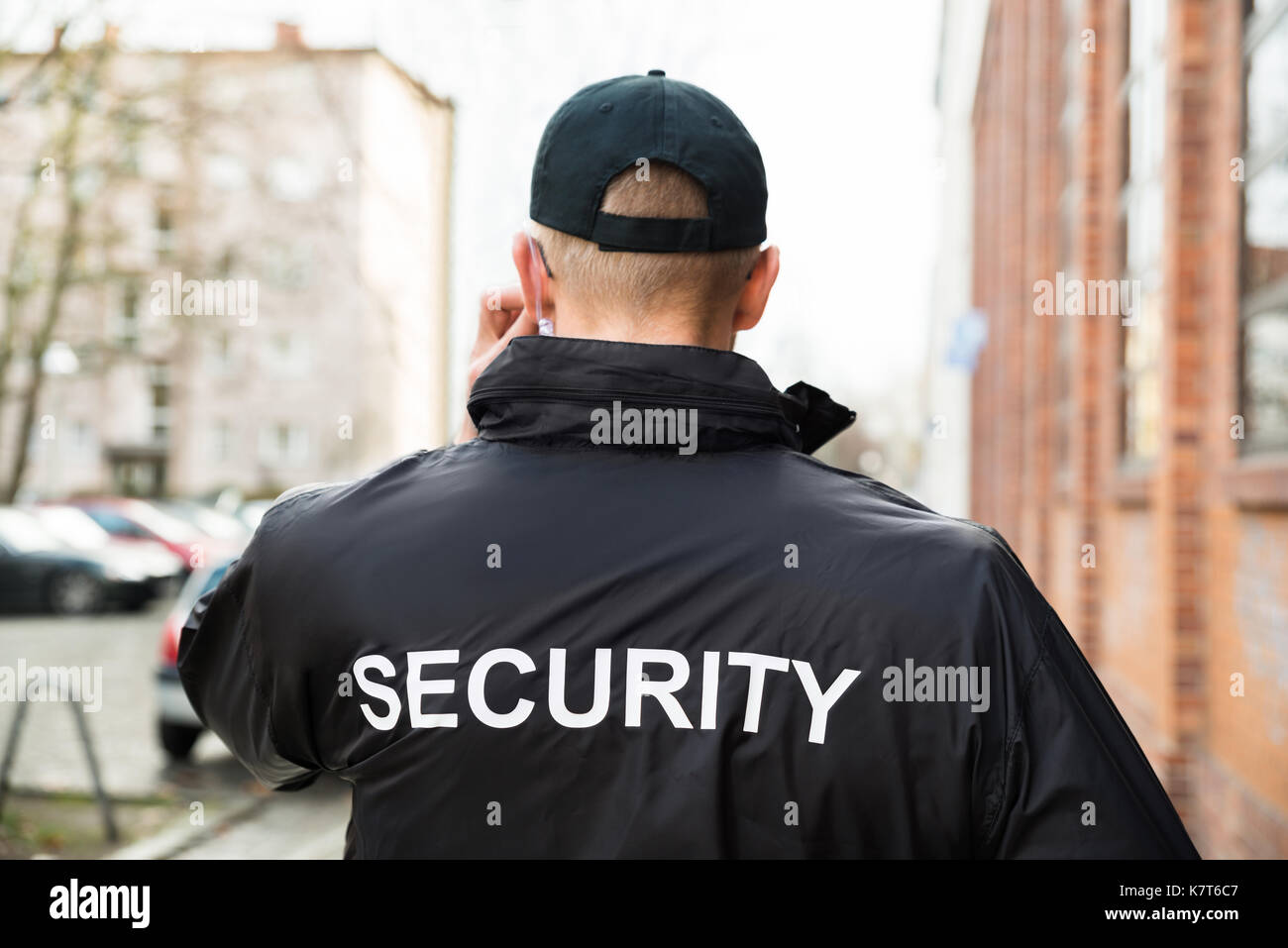 Close-up of male gardien de sécurité portant veste noire Banque D'Images