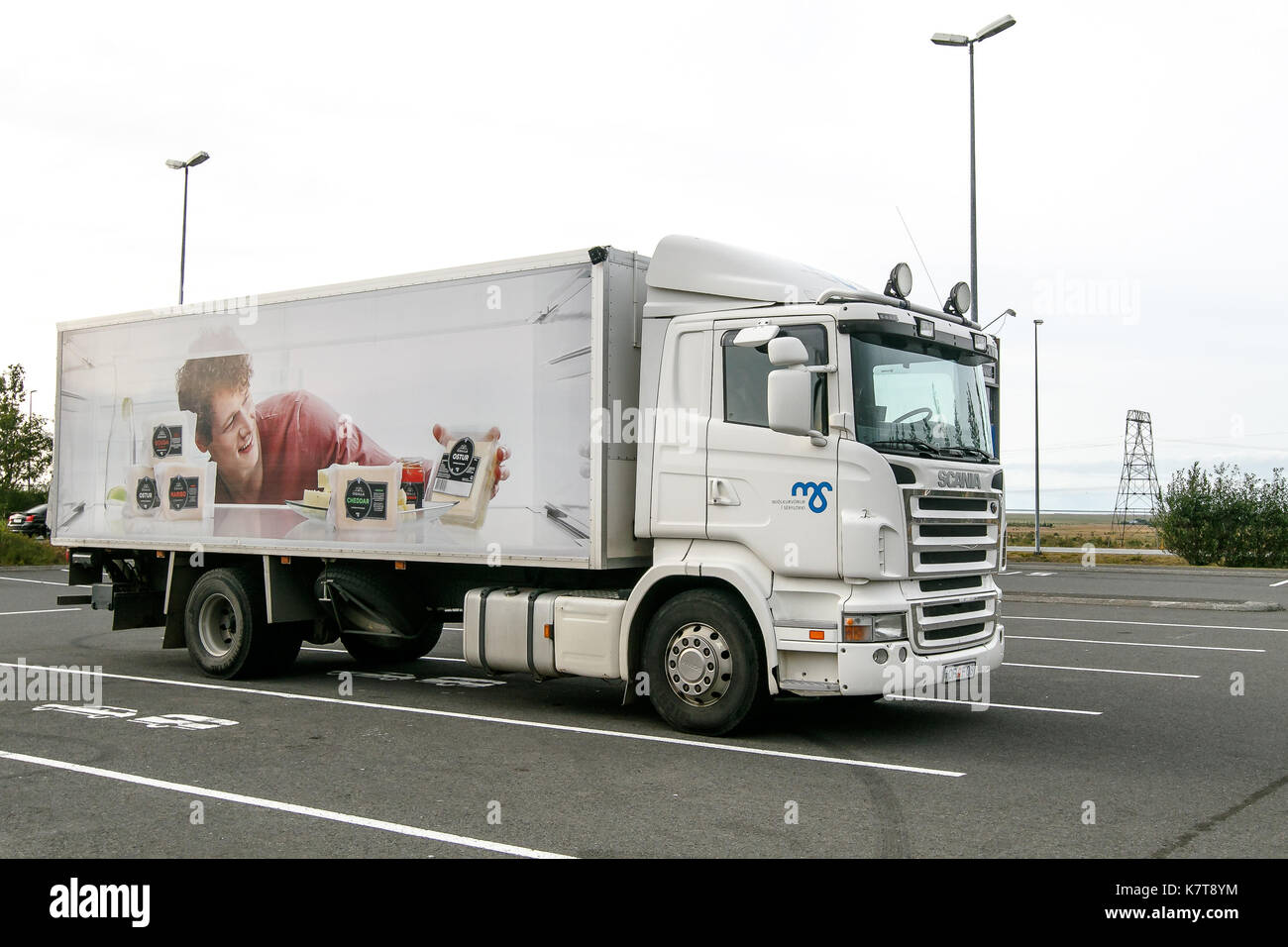 Scania camion utilisé pour la livraison de produits laitiers dans les peuplements sinon parking vide. Banque D'Images