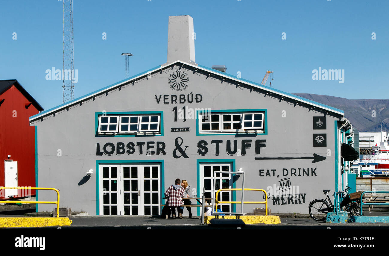 Côté d'un bâtiment près du port de Reykjavik l'hôte d'un restaurant. Banque D'Images
