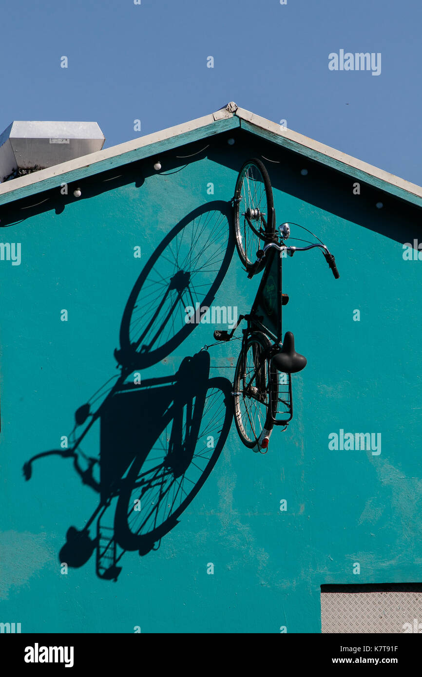 Vélo est monté sur un côté d'un bâtiment près du port de Reykjavik. Banque D'Images
