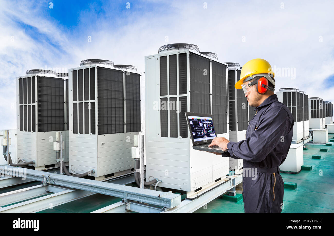 Ingénieur en génie électrique à l'aide d'un ordinateur portable pour la  maintenance système de climatisation de toit d'usine Photo Stock - Alamy