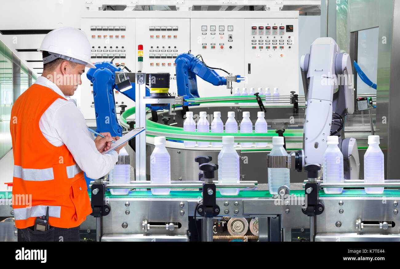 Contrôle de l'ingénieur en robotique automatisé dans l'usine de production de boissons factory Banque D'Images