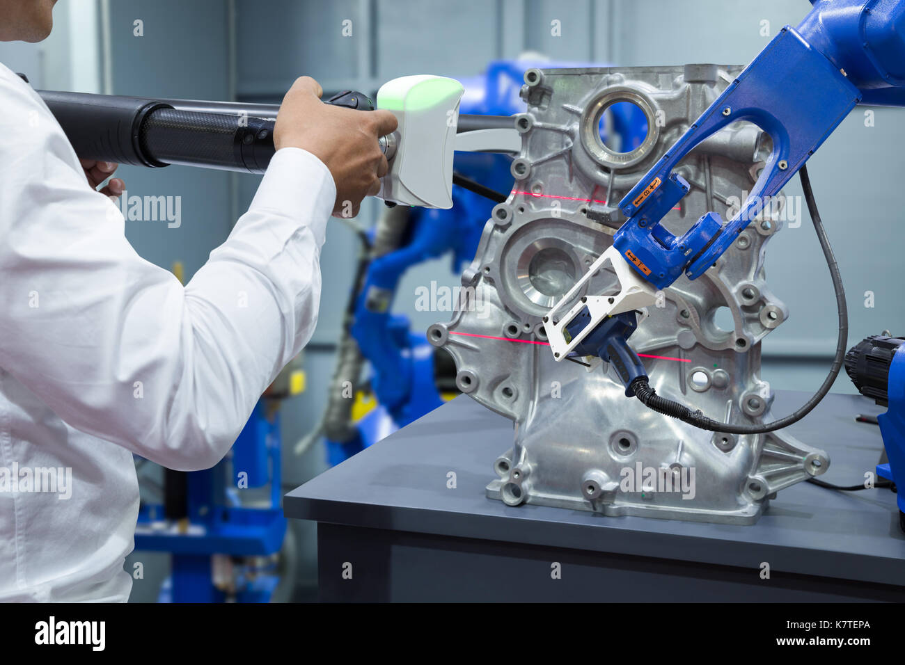 Assistant Ingénieur et travailler avec robot de mesure portable 3d scan pièce d'automobile en usine, de l'industrie 4.0 concept Banque D'Images