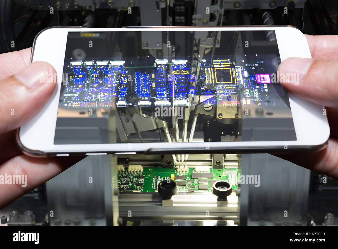 Hand holding smartphone la numérisation de circuit imprimé par l'application, de l'industrie 4.0 concept Banque D'Images