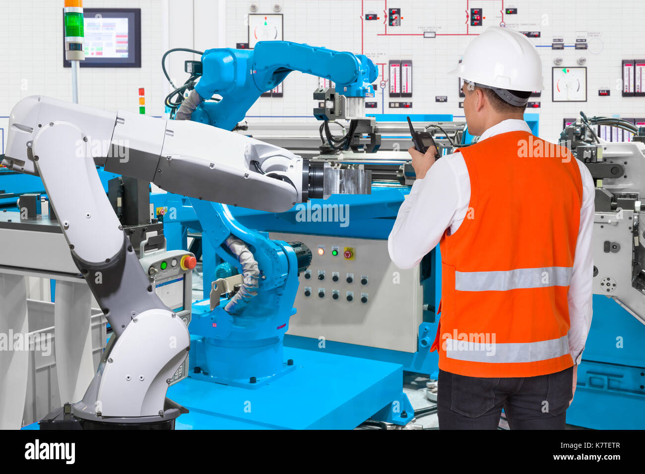 Ingénieur de maintenance automatique de commande de machines-outils à main robotique fabrication industrielle, de l'industrie usine concept 4.0 Banque D'Images