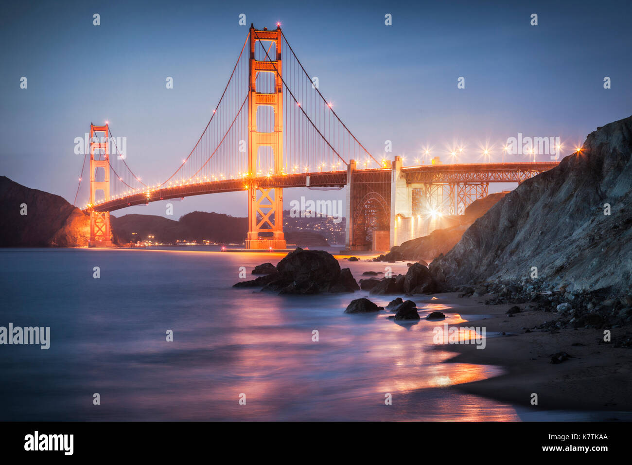 Le Golden Gate Bridge, San Francisco, allumé après le coucher du soleil. Banque D'Images