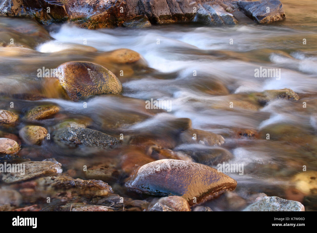 L'eau s'écoule plus de rochers arrondis dans la Powder River, dans le Colorado. Banque D'Images