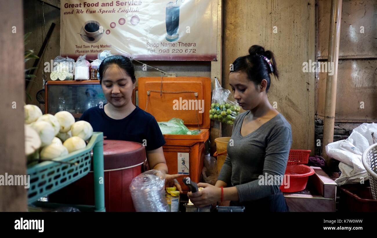 Deux soeurs travaillant au café thé et boissons shop à phsar toul tom poung le bazar marché russe à Phnom Penh, Cambodge asie du sud-est Banque D'Images