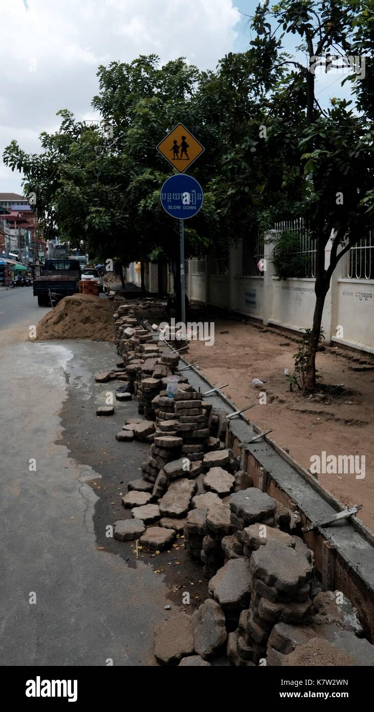 Les voies des trottoirs pavés le droit de circuler en zones piétonnes phnom penh Cambodge un pays en développement en Asie du sud-est Banque D'Images