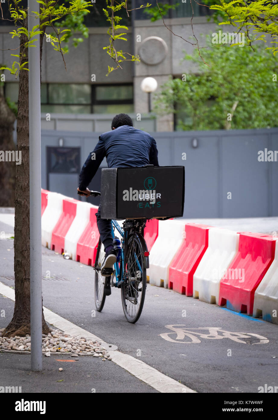 UberEATS livraison cycle courier à Londres, est un Ubereats à emporter, service qui peut être commandé à partir d'un smartphone Banque D'Images
