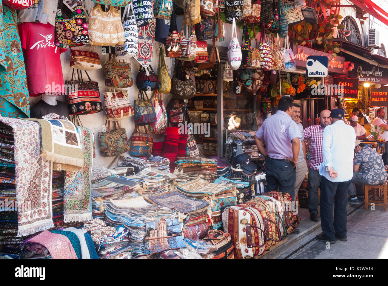 Istanblu Bazaarcolored Grand sacs en tissu et des tapis à vendre Banque D'Images