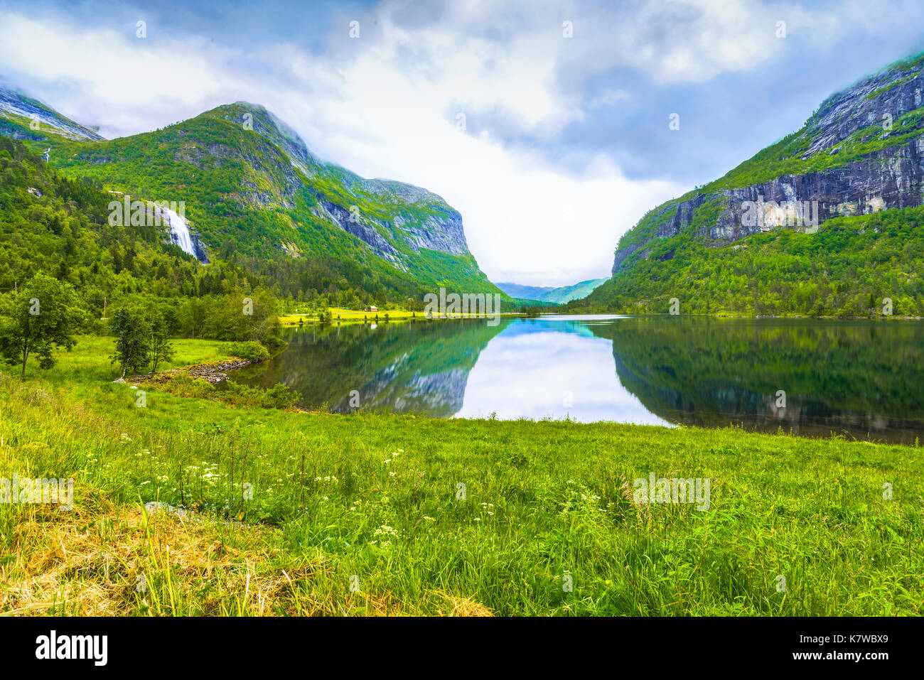 Le Brun le lac avec la réflexion de la montagne et Espelandfalls, Francine Richard Valley, comté de Hordaland, Norvège, Scandinavie Banque D'Images