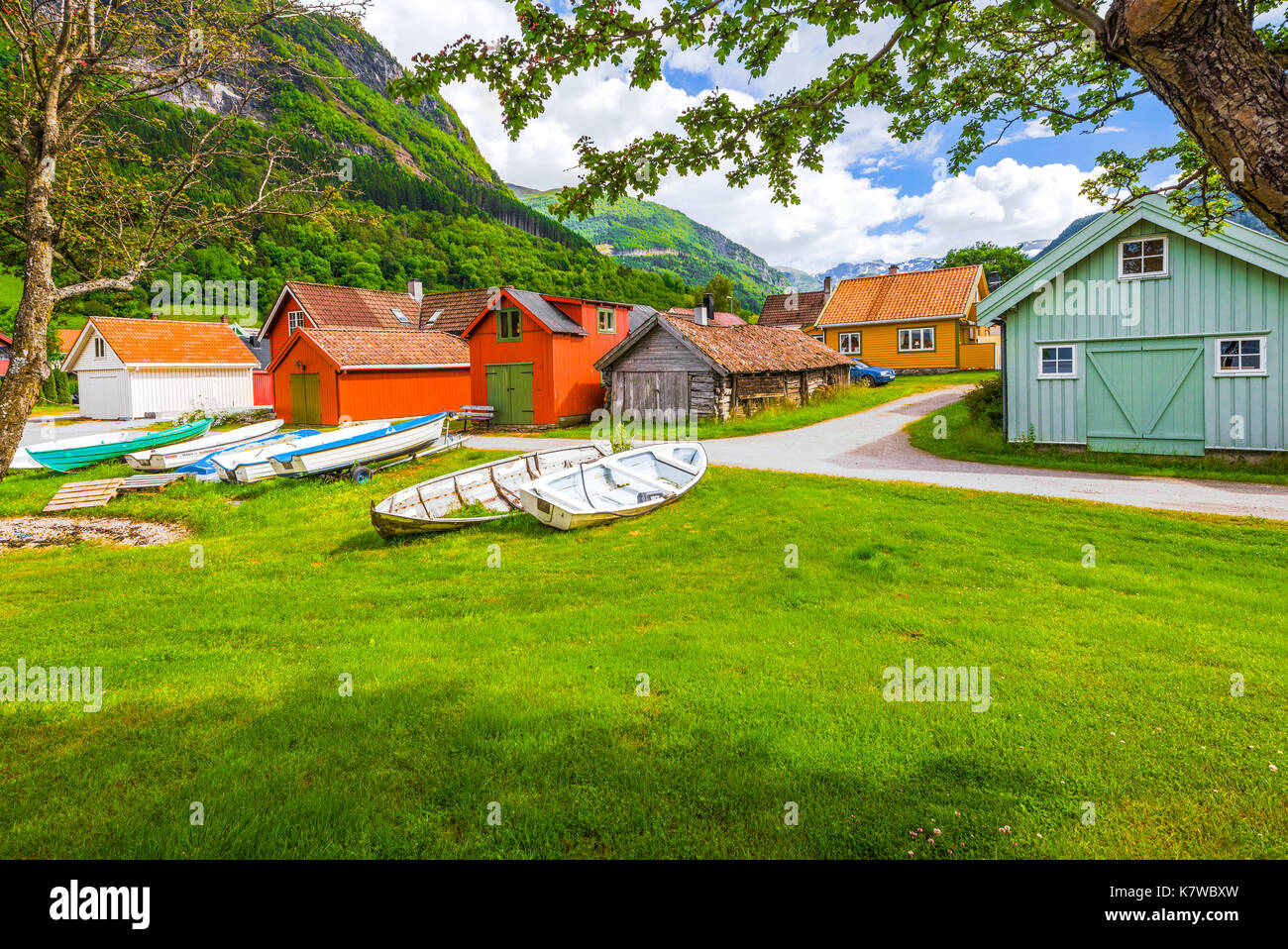 Vikori sur le le Sognefjorden avec maisons en bois et de vieux hangars à bateaux colorés, municipalité de Vik, Norvège, Scandinavie Banque D'Images