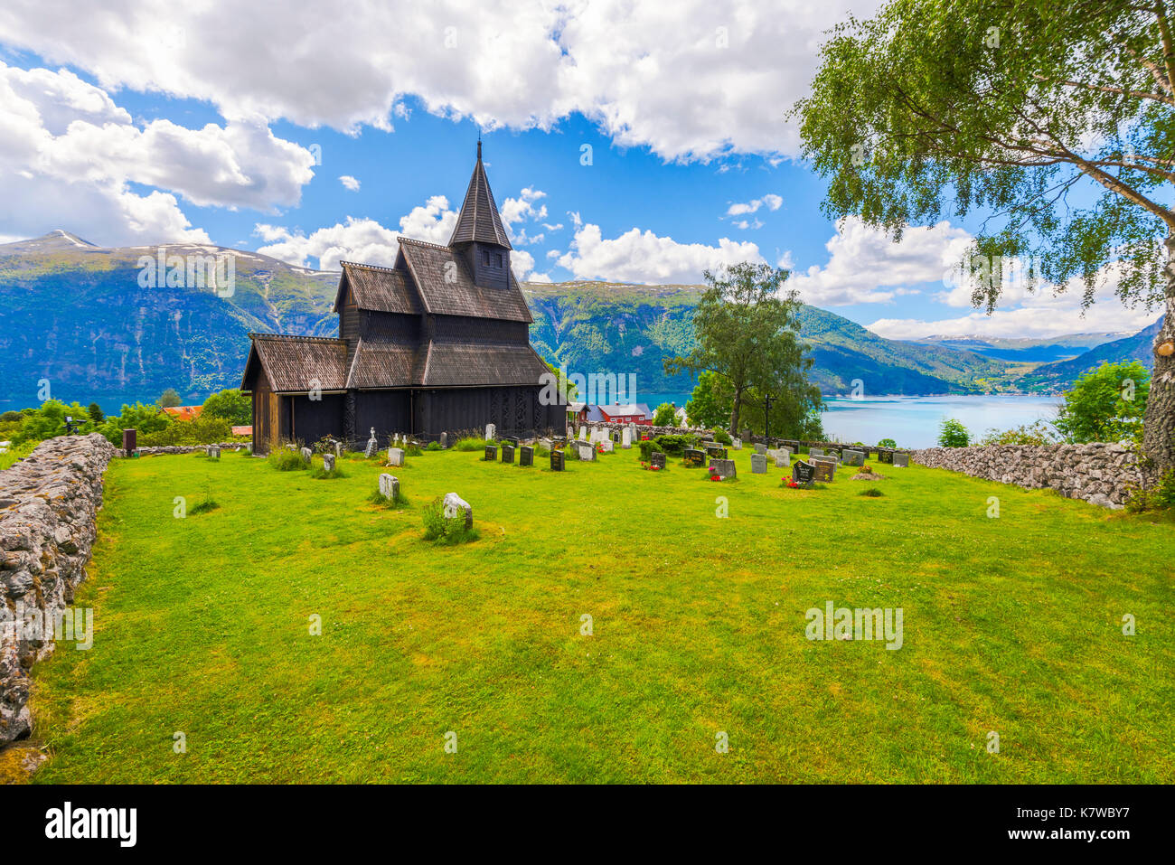 Église Urnes Stave à Ornes sur le Lustafjorden, partie de Sognefjord, Norvège, Scandinavie Banque D'Images