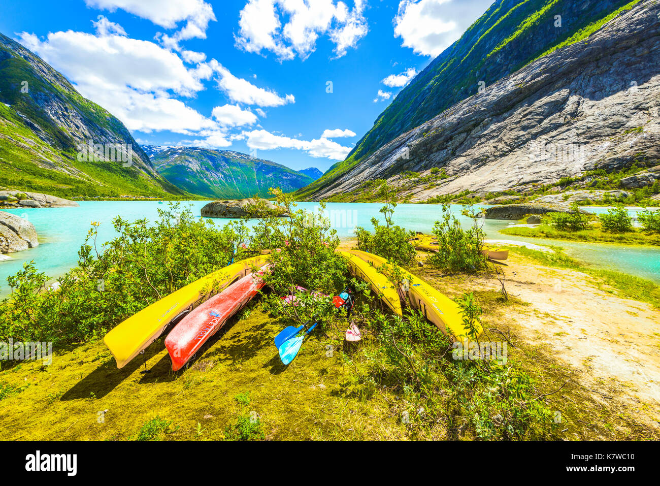 Canoës sur la côte des Nigardsbreenvatnet, lac du glacier Nigardsbreen, Norvège, Scandinavie Banque D'Images