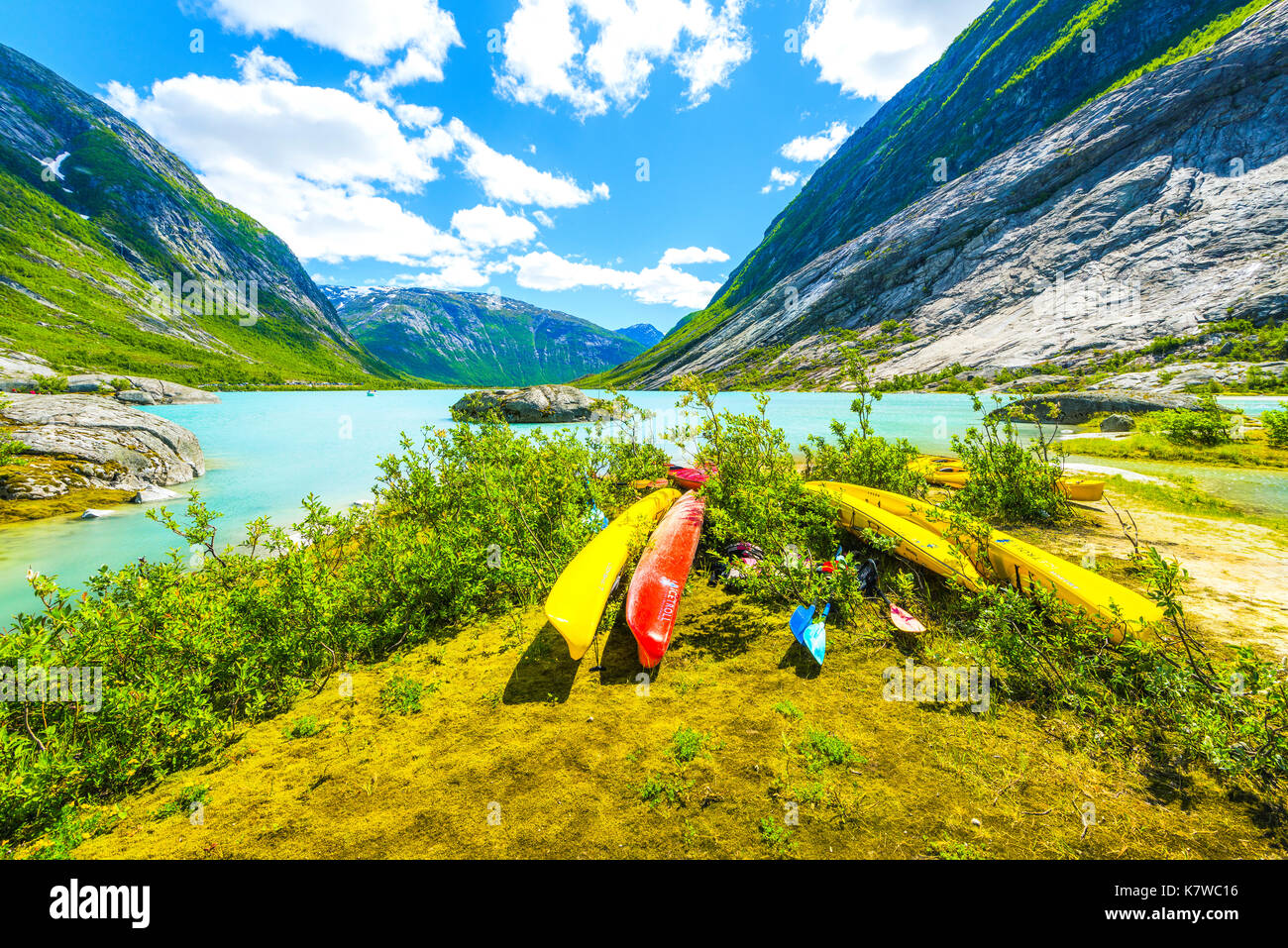 Canoës sur la côte des Nigardsbreenvatnet, lac du glacier Nigardsbreen, Norvège, Scandinavie Banque D'Images