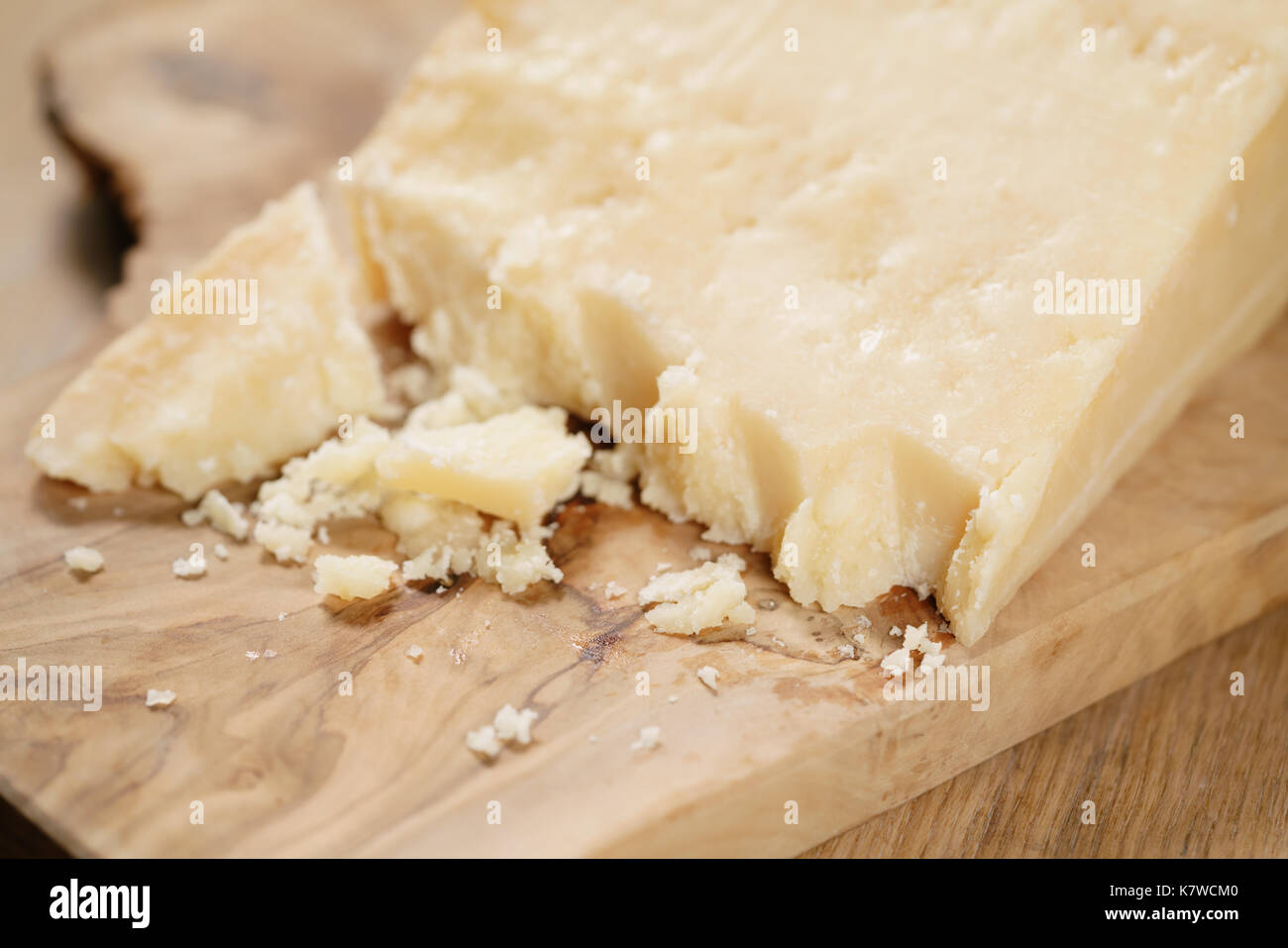 Morceaux de fromage parmesan sur conseil d'olive Banque D'Images