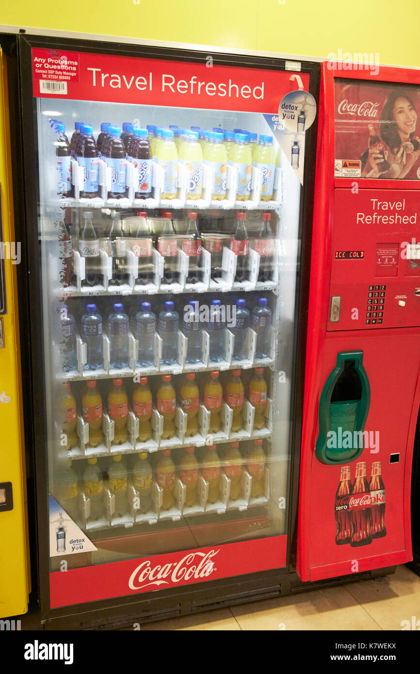 Distributeur de boissons coca cola dans un aéroport au Royaume-Uni Photo  Stock - Alamy