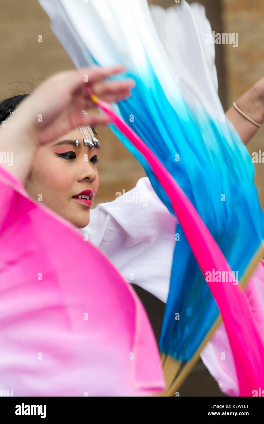 Chinese girl performing traditional dance Banque D'Images