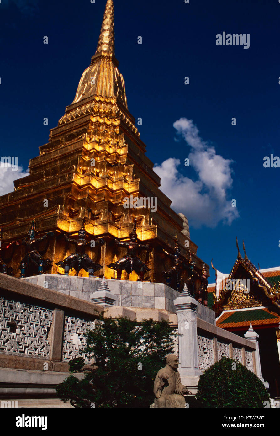 Chedi d'or de Wat Phra Kaew,Temple de Bouddha d'Émeraude, Grand Palace, Bangkok, Thaïlande Banque D'Images