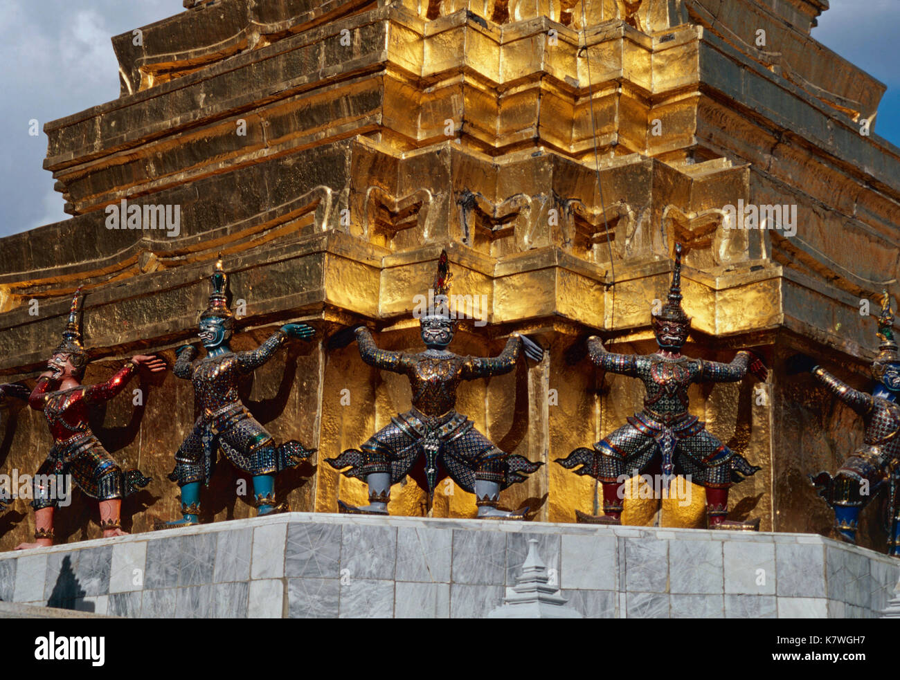 Chedi d'or de Wat Phra Kaew, temple du Bouddha Émeraude, Grand Palace, Bangkok, Thaïlande Banque D'Images