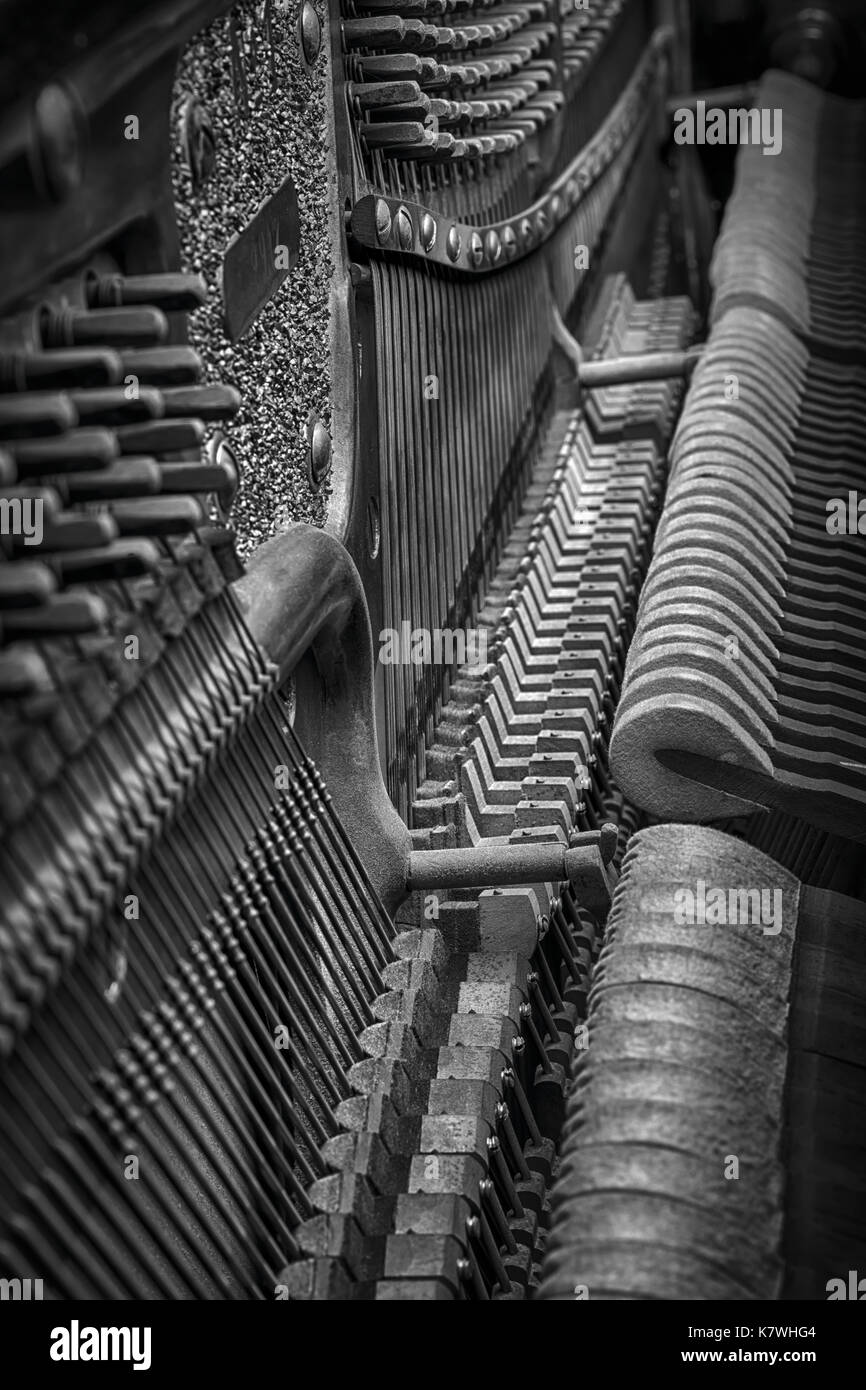 À l'intérieur de vieux piano vue. noir et blanc image HDR. Banque D'Images
