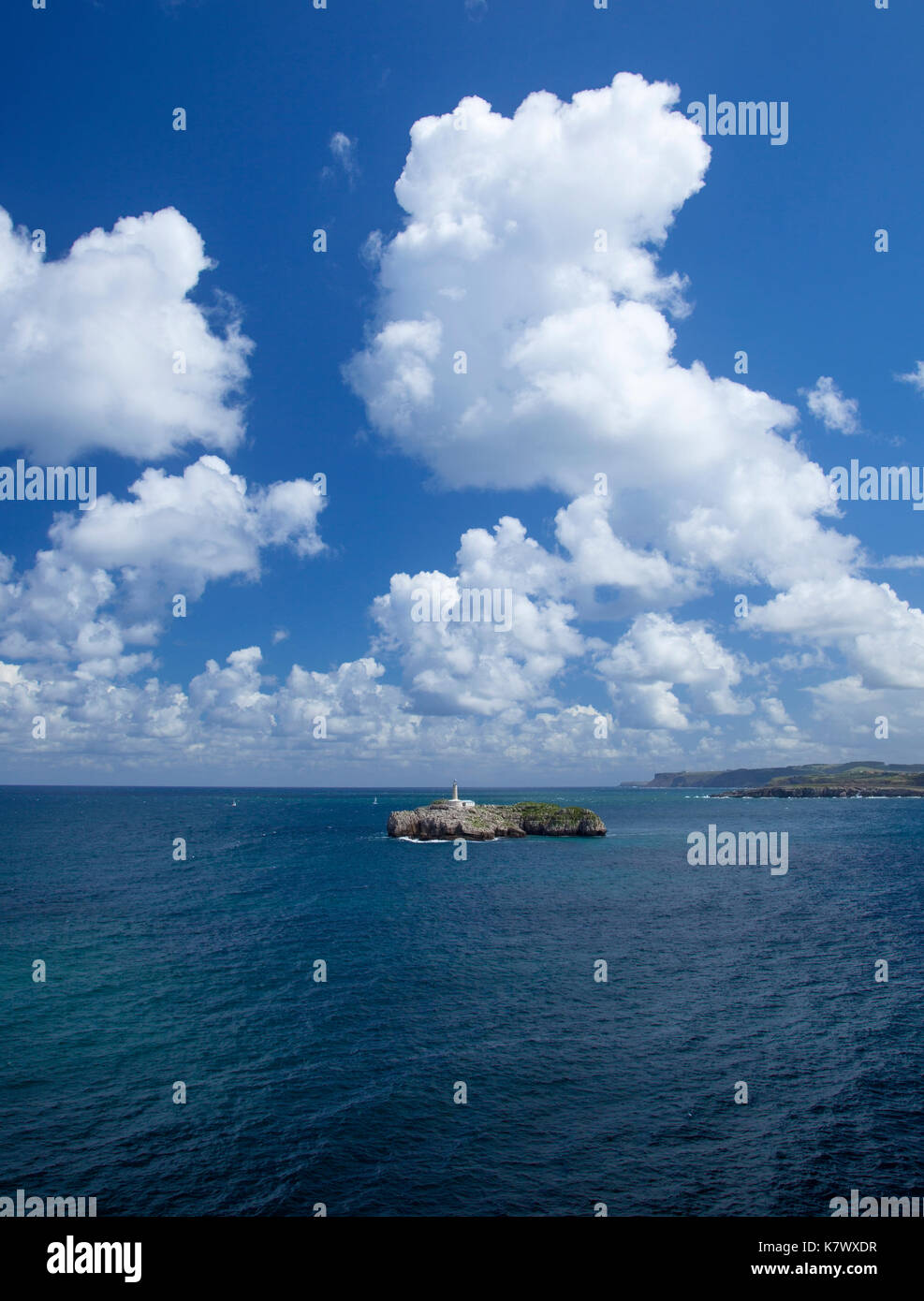 Phare sur mouro Island dans la baie de Santander Banque D'Images