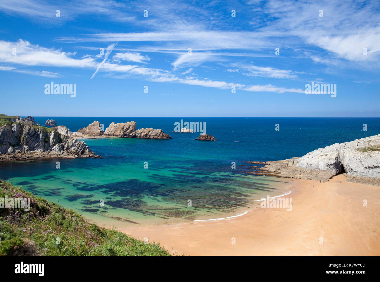 Costa Cantabria, la quebrada, spectaculaire plage Playa de covachos, exposées par le banc de la marée basse Banque D'Images