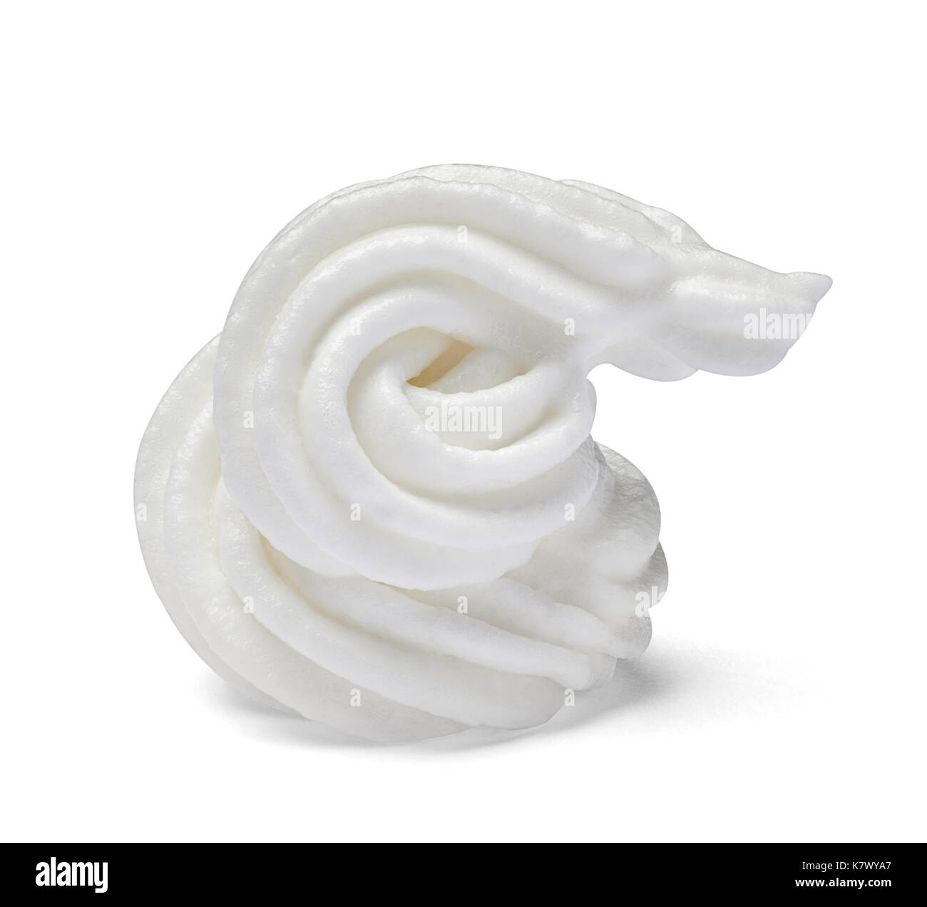 Gros plan d'une crème fouettée isolé sur fond blanc Banque D'Images