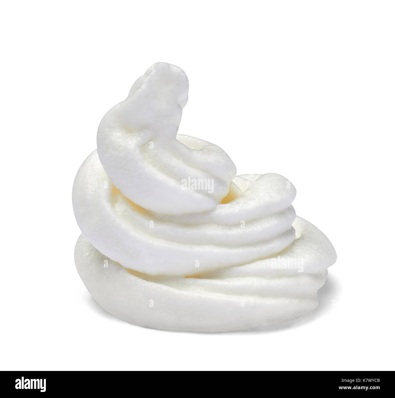 Gros plan d'une crème fouettée isolé sur fond blanc Banque D'Images