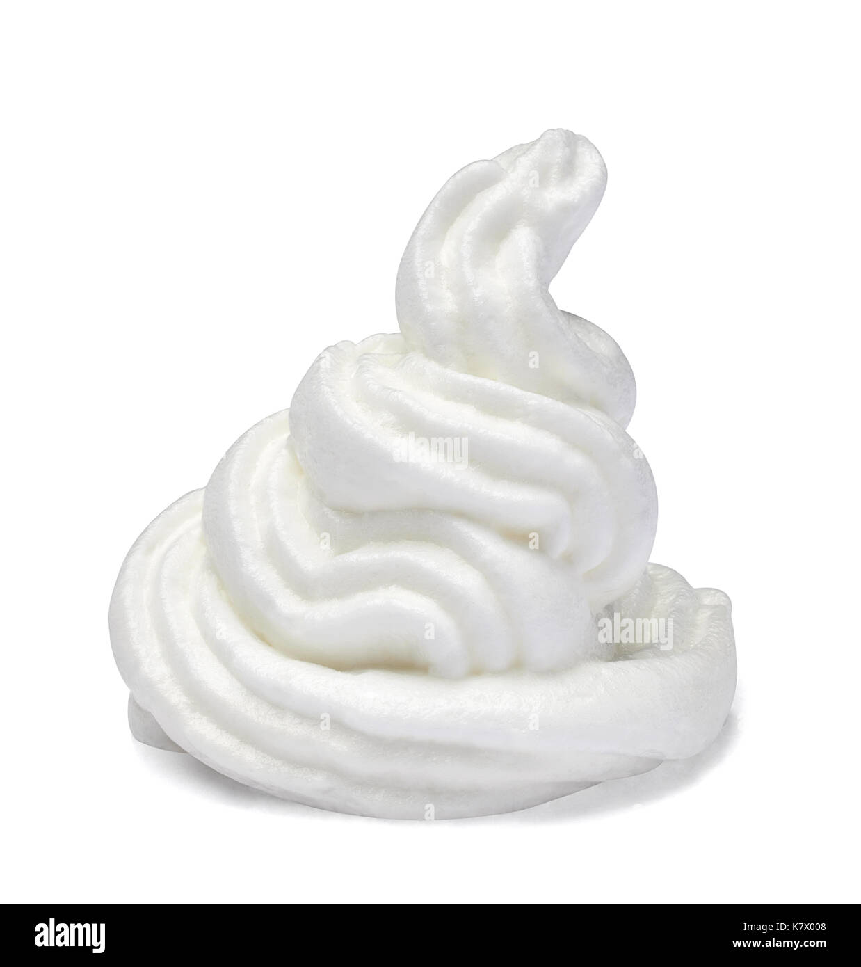 Gros plan d'une crème fouettée isolé sur fond blanc Banque D'Images