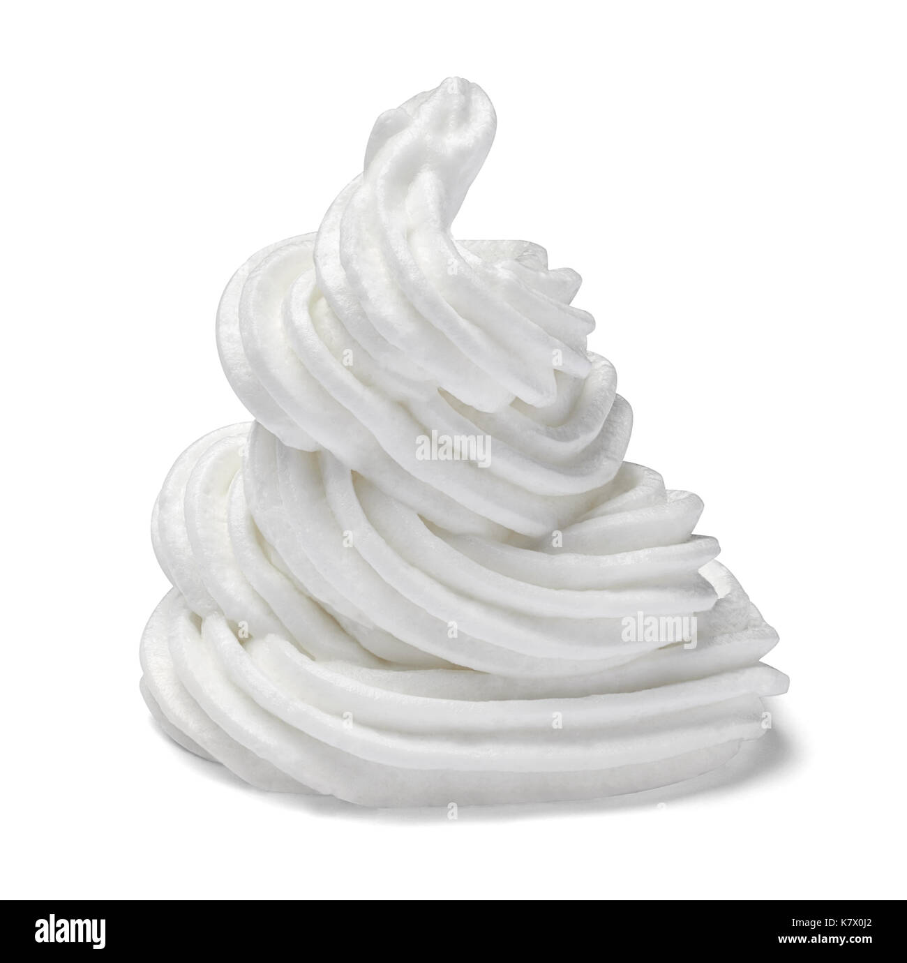 Gros plan d'une crème fouettée isolé sur fond blanc Banque D'Images