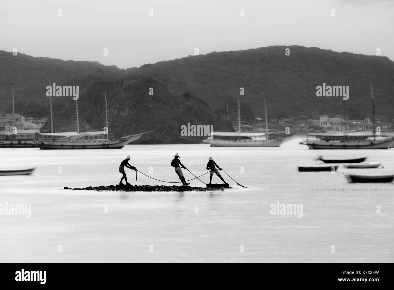 Armação de Búzios, Rio de Janeiro, Brésil. Le 04 janvier 2015. Une longue exposition, photographie en noir et blanc d'une baie à Buzios avec plusieurs bateaux floue Banque D'Images