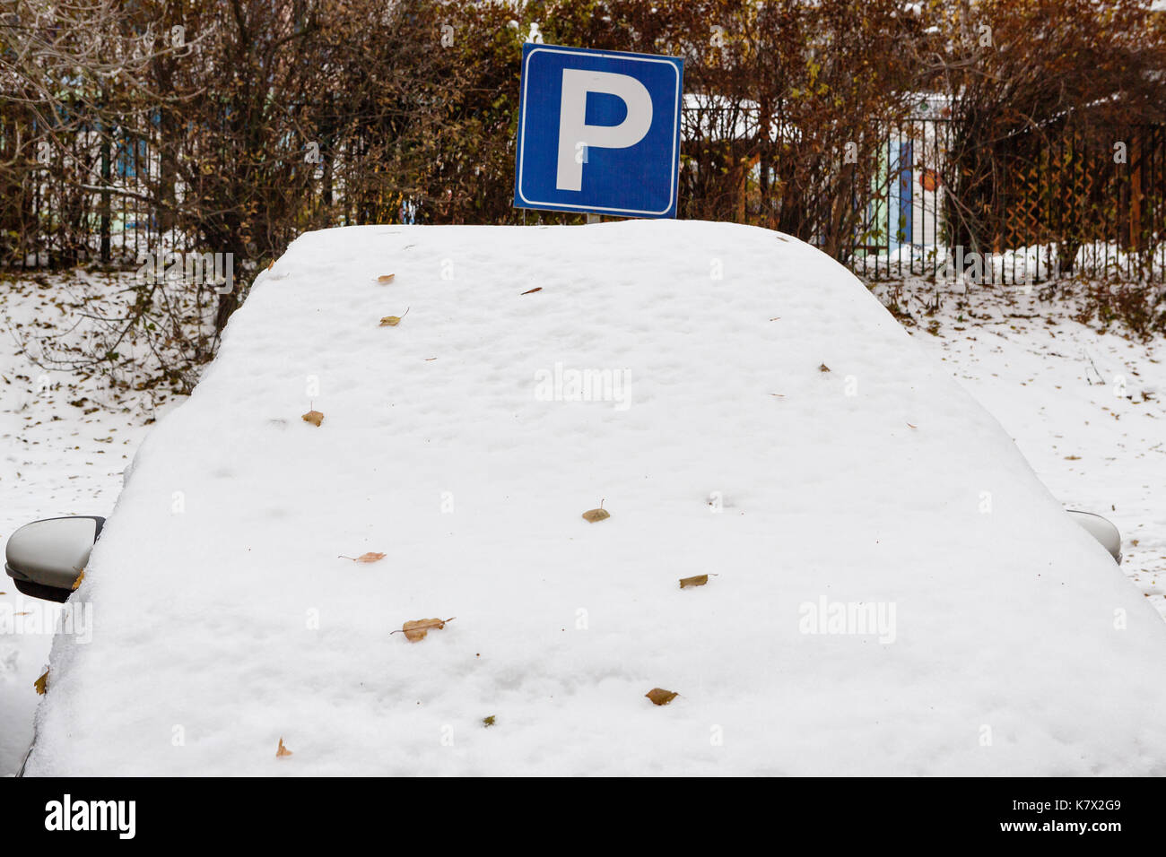 Voiture couverte de neige sur le parking gratuit Banque D'Images