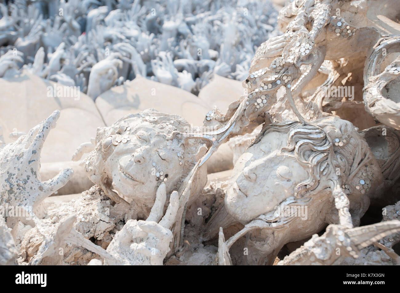 Sculptures de visage et de main au pont du cycle de la renaissance à Wat Rong Khun (Temple blanc). Province de Chiang Rai, Thaïlande, Asie du Sud-est Banque D'Images