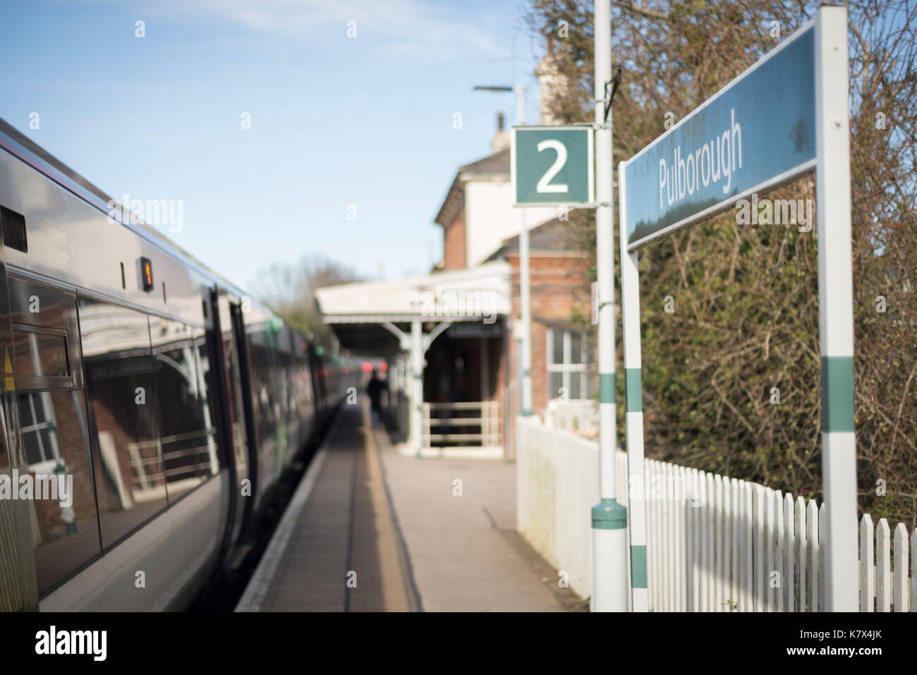 Pulborough Gare signe sur la plate-forme, West Sussex, Angleterre Banque D'Images