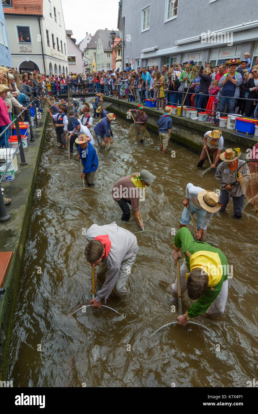 Fischertag Fisher (Jour) : les hommes et les garçons dans le canal piller essayer d'attraper un poisson (truite), Memmingen, Schwaben, souabe, Bayern, Bavière, Allemagne Banque D'Images