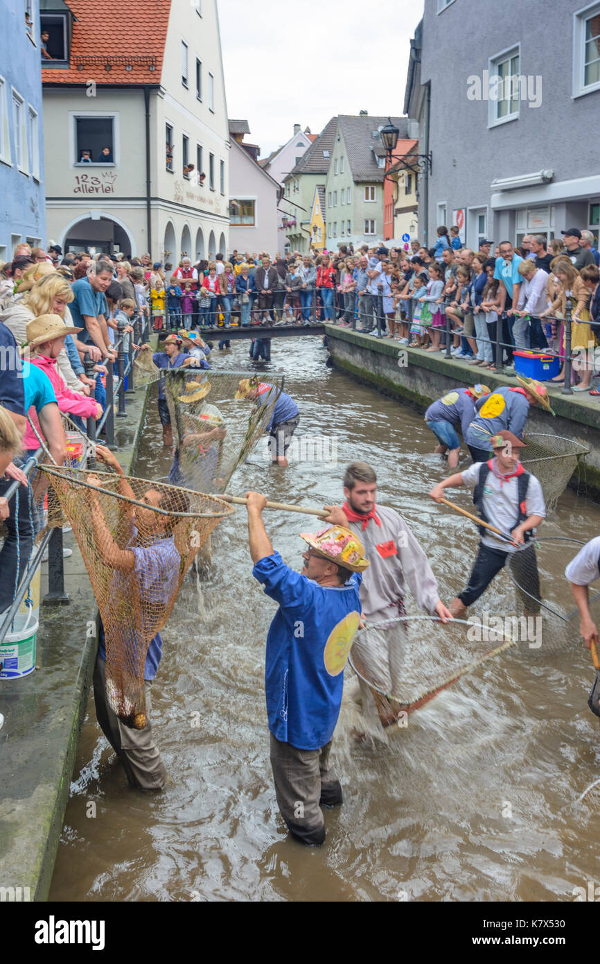 Fischertag Fisher (Jour) : les hommes et les garçons dans le canal piller essayer d'attraper un poisson (truite), Memmingen, Schwaben, souabe, Bayern, Bavière, Allemagne Banque D'Images