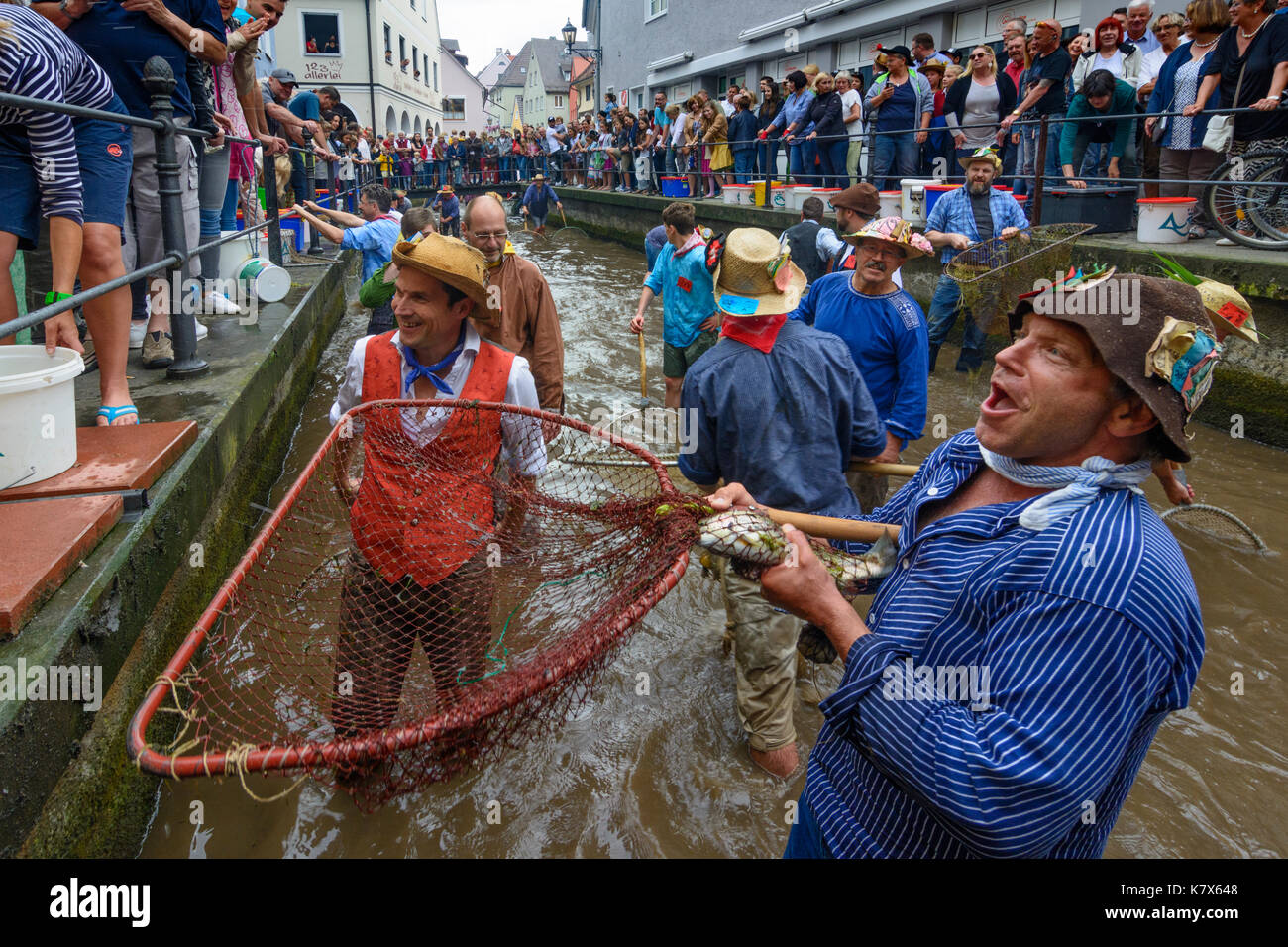 Fischertag Fisher (Jour) : les hommes et les garçons dans le canal piller essayer d'attraper un poisson (truite), Memmingen, Schwaben, souabe, Bayern, Bavière, Allemagne Banque D'Images