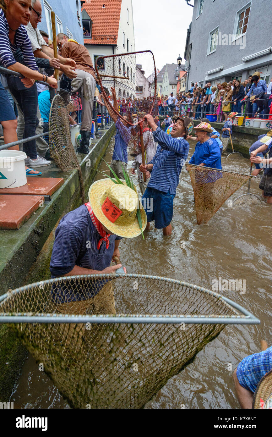 Fischertag Fisher (Jour) : les hommes et les garçons dans le canal piller essayer d'attraper un poisson (truite), Memmingen, Schwaben, souabe, Bayern, Bavière, Allemagne Banque D'Images
