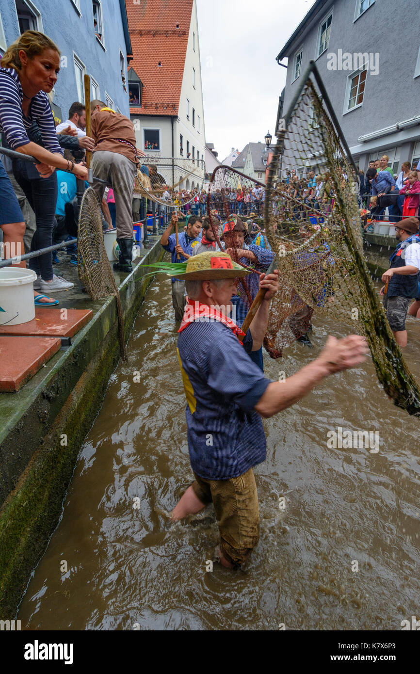 Fischertag Fisher (Jour) : les hommes et les garçons dans le canal piller essayer d'attraper un poisson (truite), Memmingen, Schwaben, souabe, Bayern, Bavière, Allemagne Banque D'Images