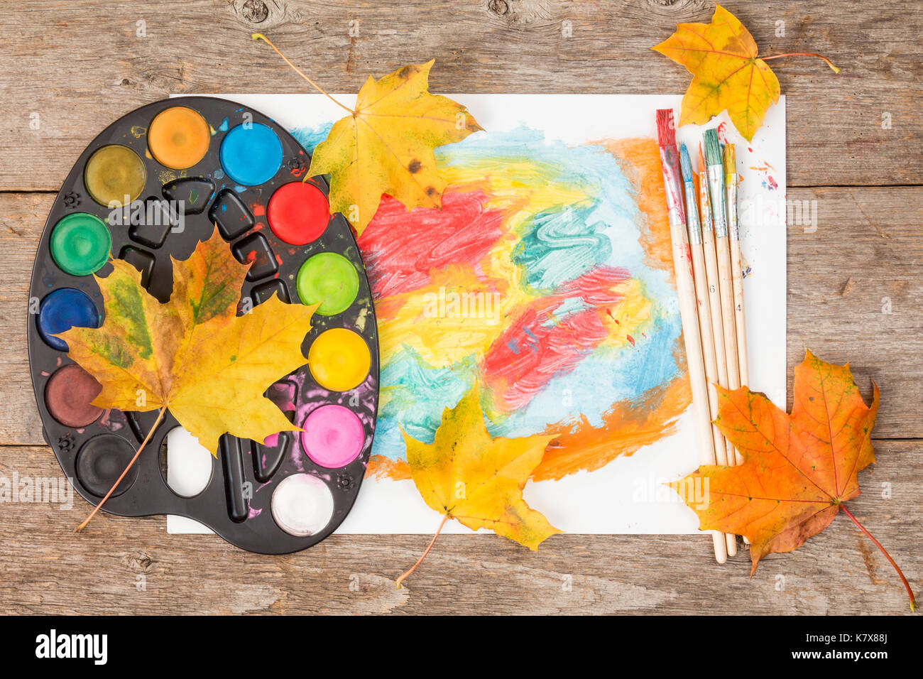 Couleurs de l'automne avec les peintures abstraites à l'aquarelle et les feuilles Banque D'Images